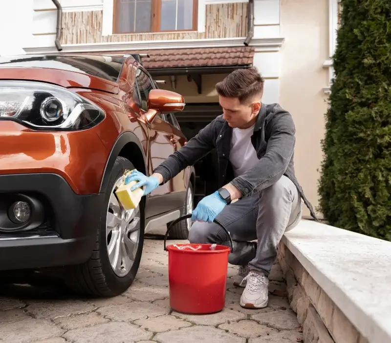 Lavage auto à domicile Valflaunès : professionnel intervenant sur un véhicule